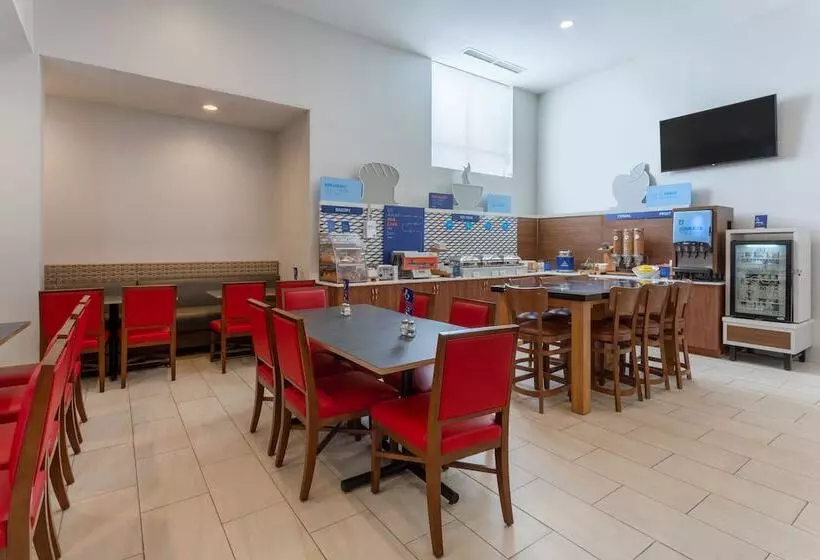 בית מלון כפרי Holiday Inn Express Laguardia Airport By Ihg