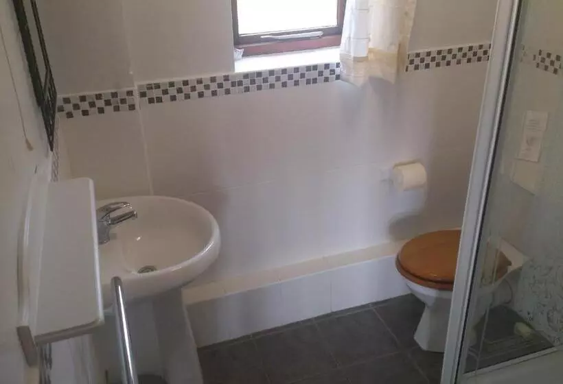 Отель Six Bells Inn