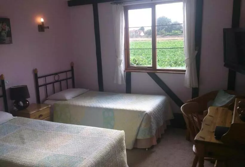 Отель Six Bells Inn