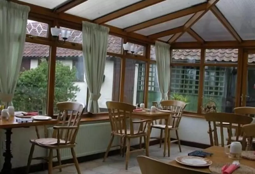 Отель Six Bells Inn