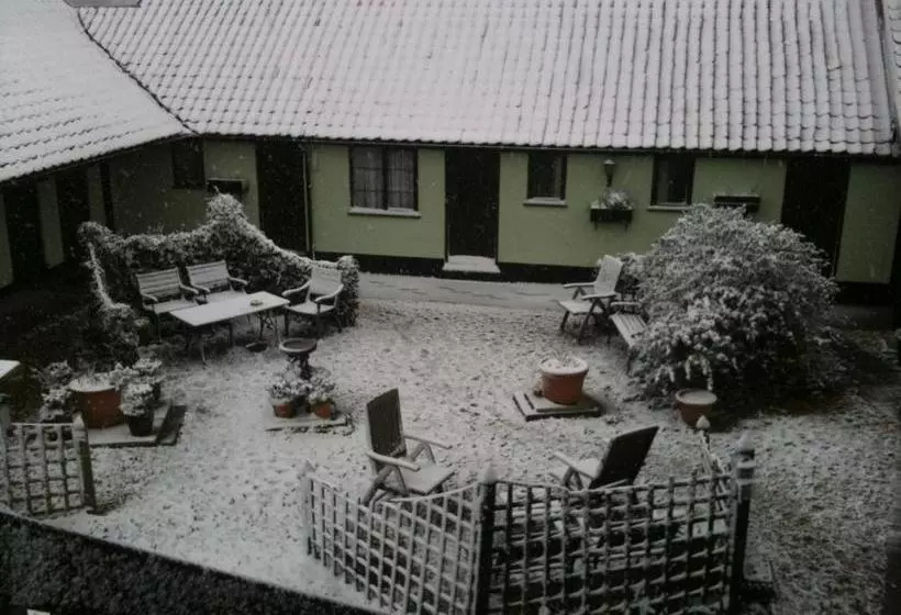 Отель Six Bells Inn