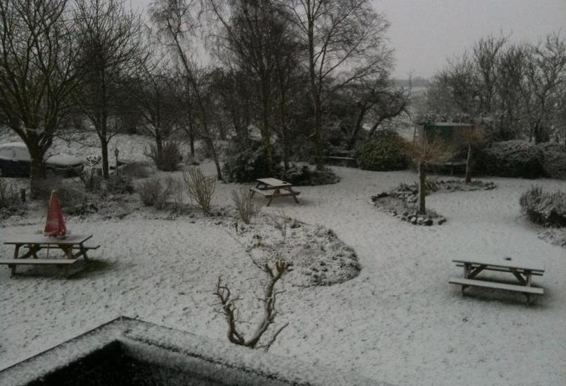 בית מלון כפרי Six Bells Inn