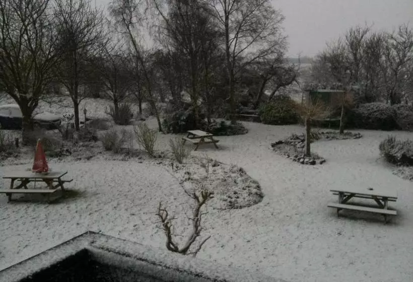 Отель Six Bells Inn