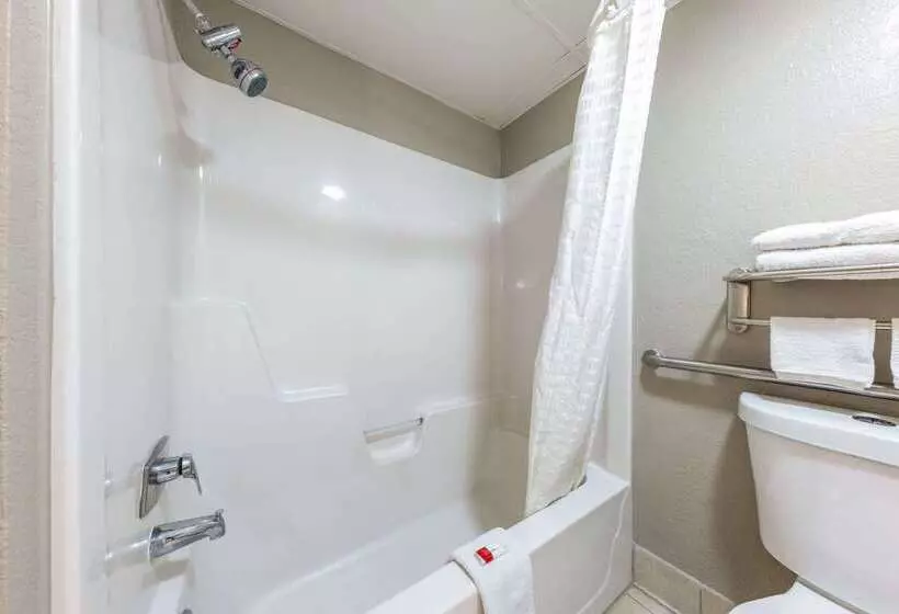 هتل Super 8 By Wyndham Kansas City Airport North