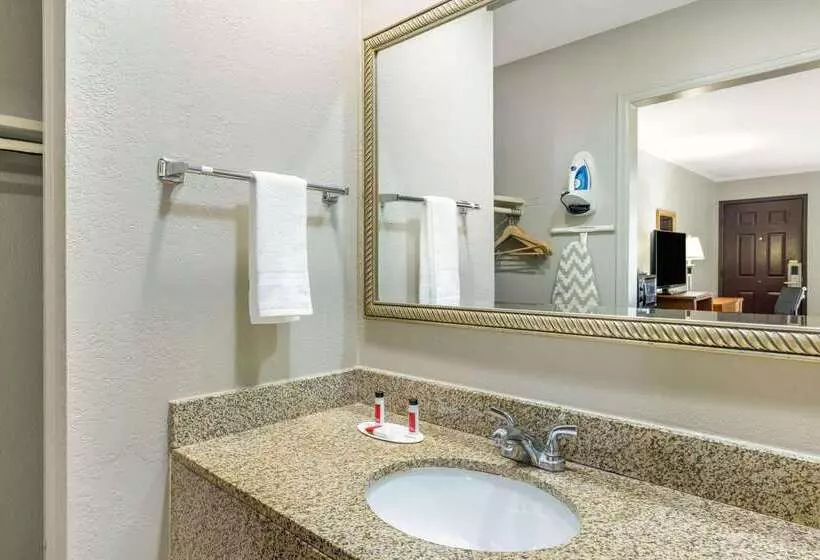 هتل Super 8 By Wyndham Kansas City Airport North