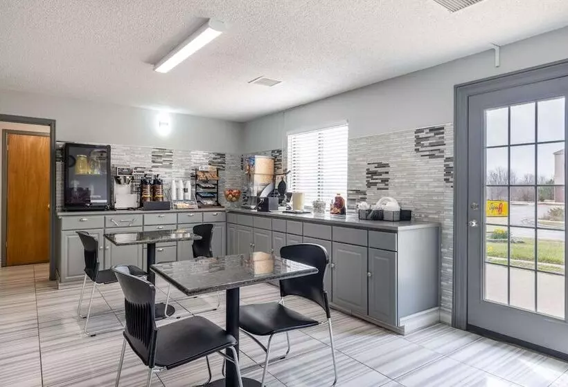 هتل Super 8 By Wyndham Kansas City Airport North