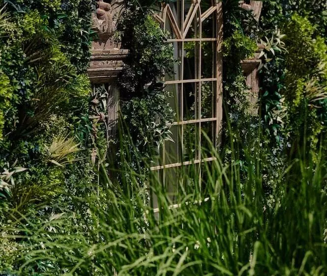 Отель Cairn Lodge