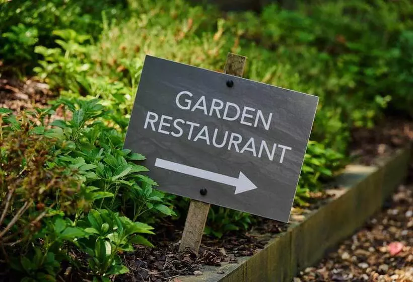 Отель Cairn Lodge