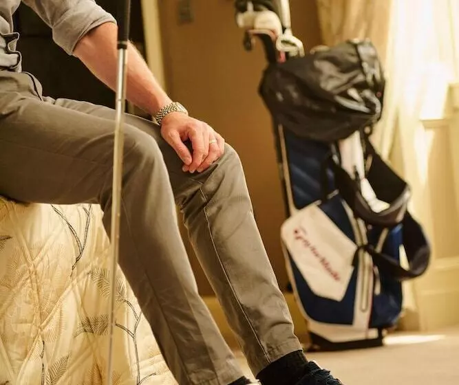 Отель Cairn Lodge