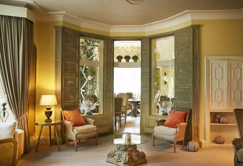 Отель Cairn Lodge