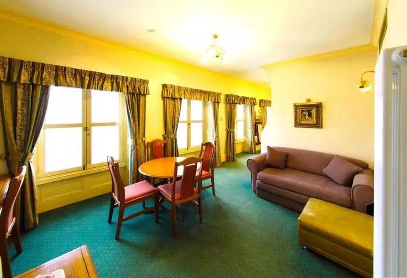 فندق Three Queens