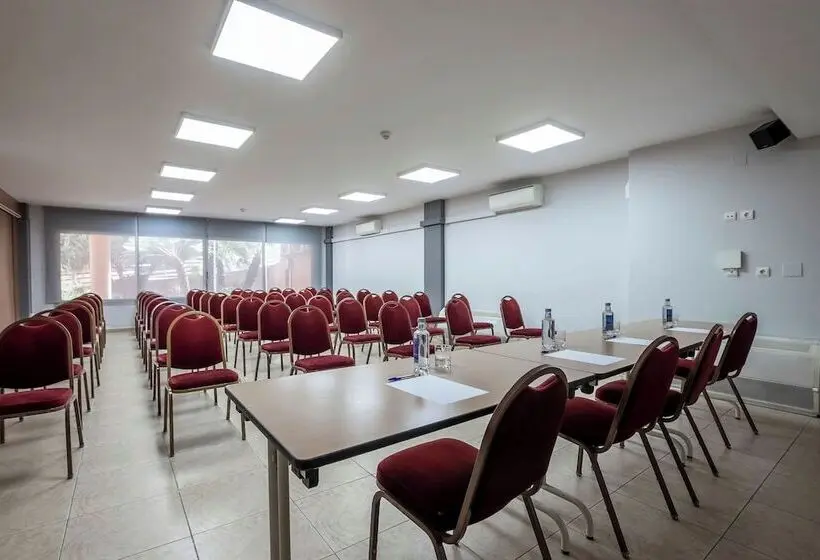 هتل Travelodge Alicante Puerto