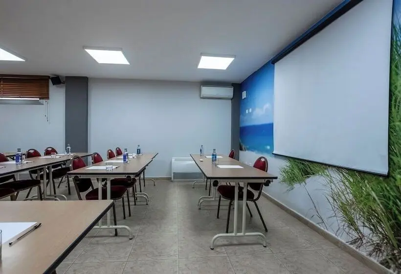 هتل Travelodge Alicante Puerto