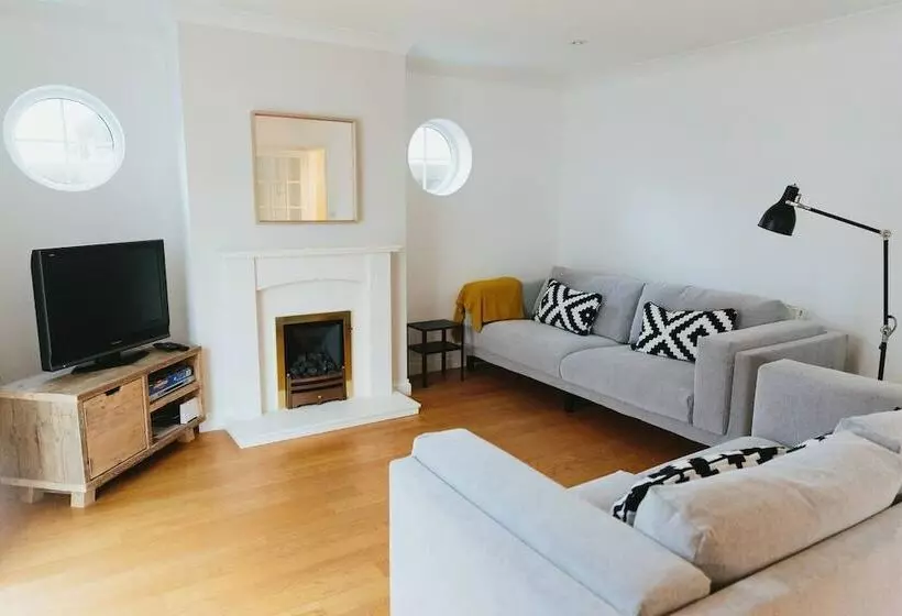 Family Home In Newquay, Parking, 3 Min Walk Beach