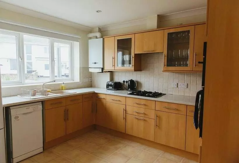 Family Home In Newquay, Parking, 3 Min Walk Beach