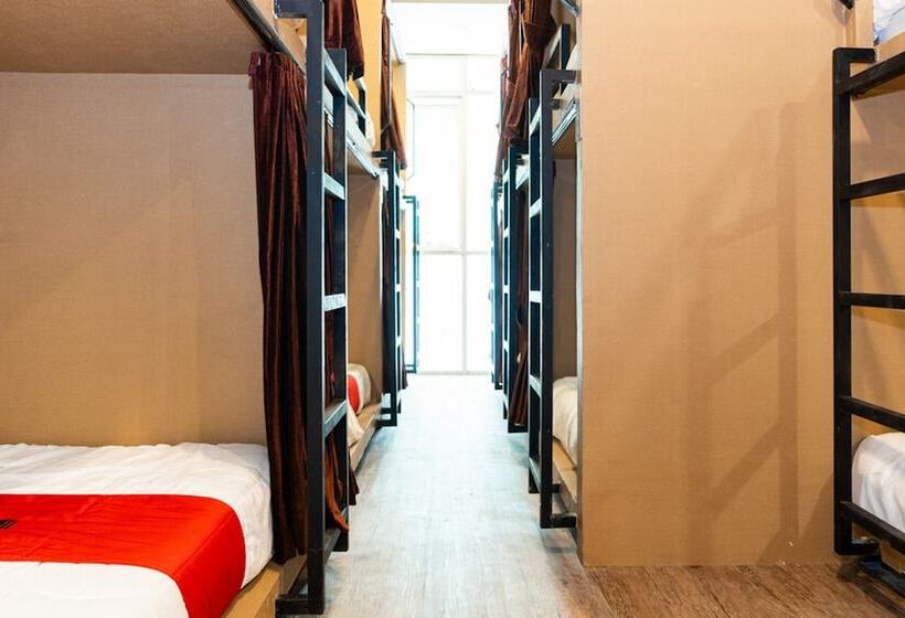 Panzió Reddoorz Hostel @ Di Panjaitan Simpang Lima