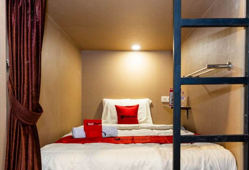 Panzió Reddoorz Hostel @ Di Panjaitan Simpang Lima