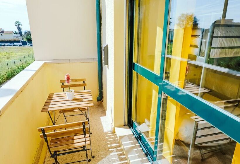 Help Yourself Hostels  Restelo