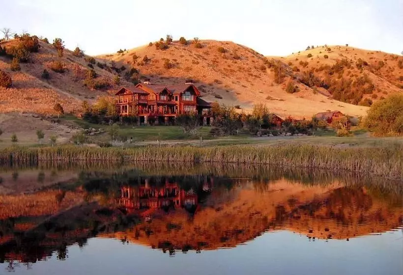 ホテル Grey Cliffs Ranch