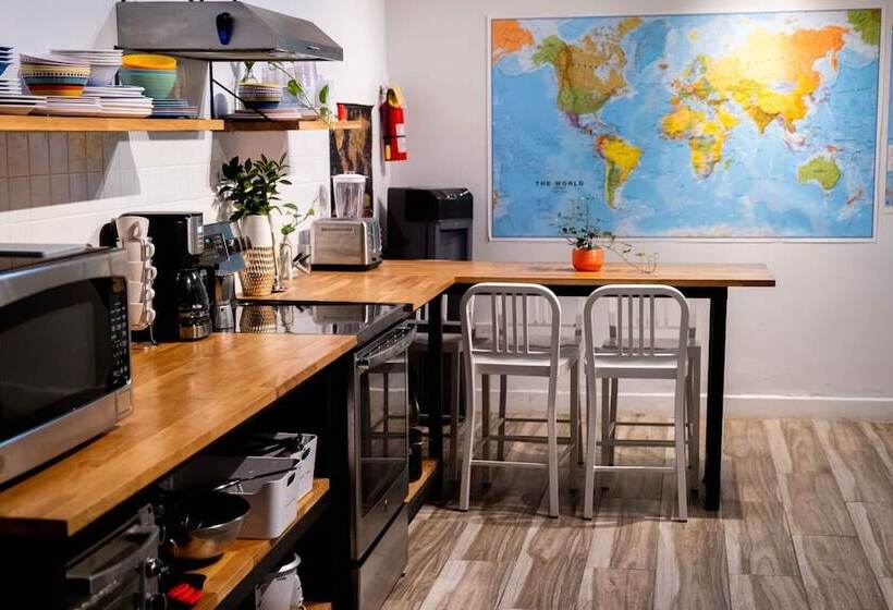 Santurcia Hostel Adults Only