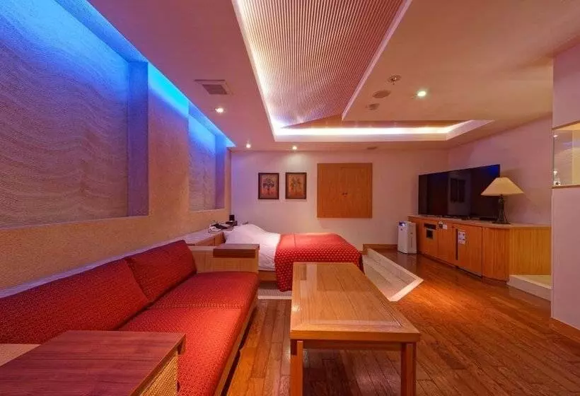 Hotelli Noon    Adults Only