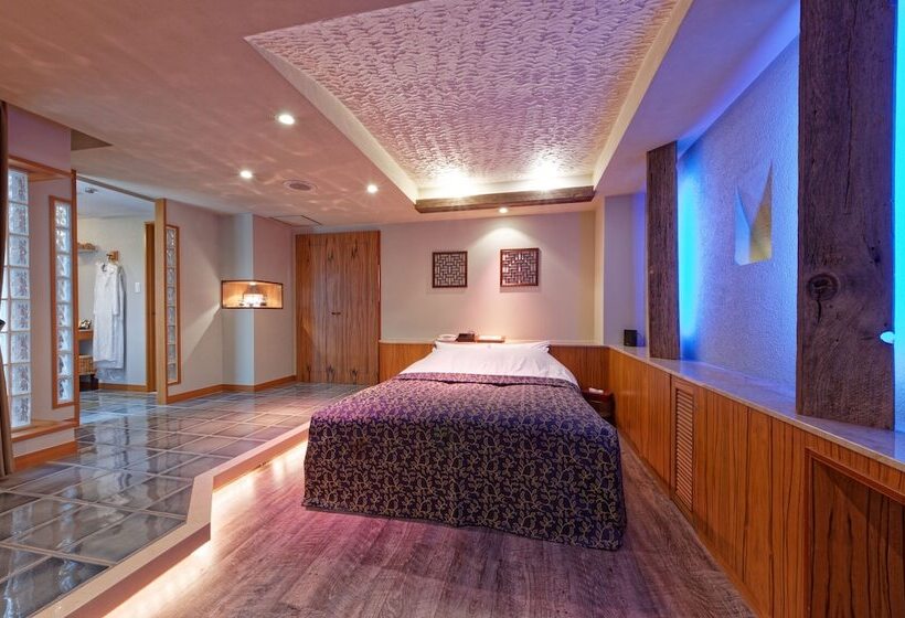 فندق Noon Adults Only