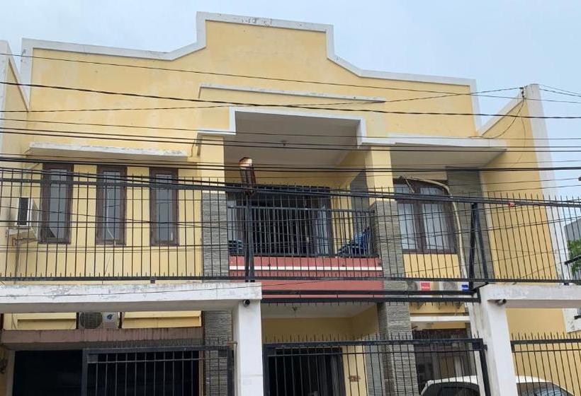 Hotell Oyo Life 3082 Kost Putri Wonorejo