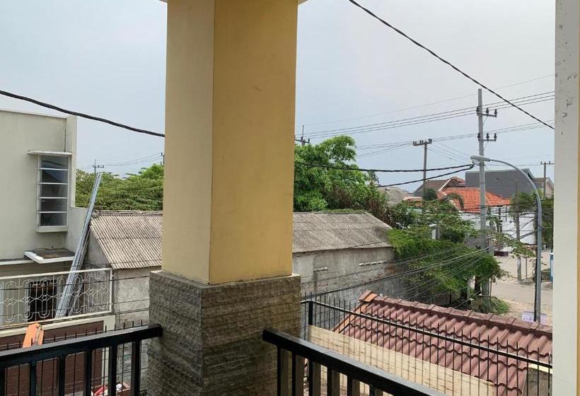 Hotell Oyo Life 3082 Kost Putri Wonorejo