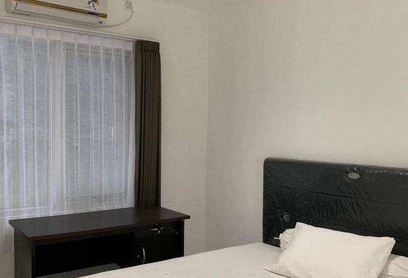 Hotell Oyo Life 3082 Kost Putri Wonorejo