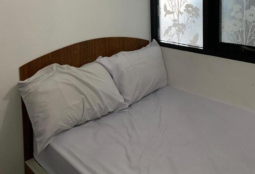 Hotell Oyo Life 3082 Kost Putri Wonorejo