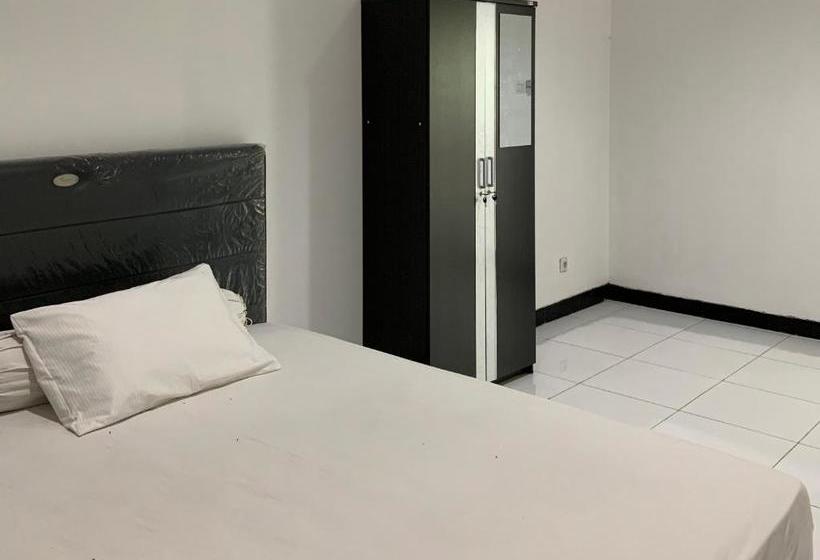 Hotell Oyo Life 3082 Kost Putri Wonorejo