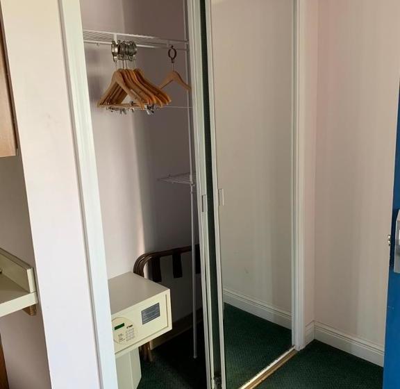 ホテル Cloud 9 Inn & Suites Lake George