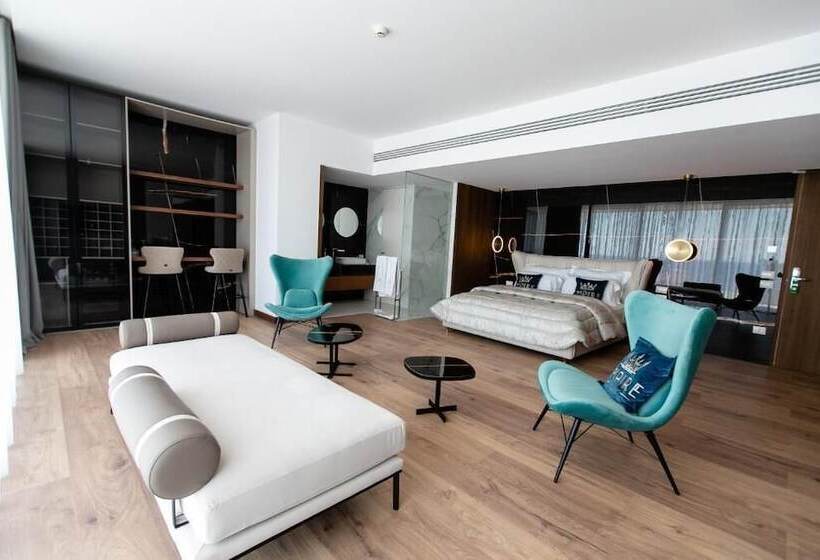 هتل Empire Beach Resort