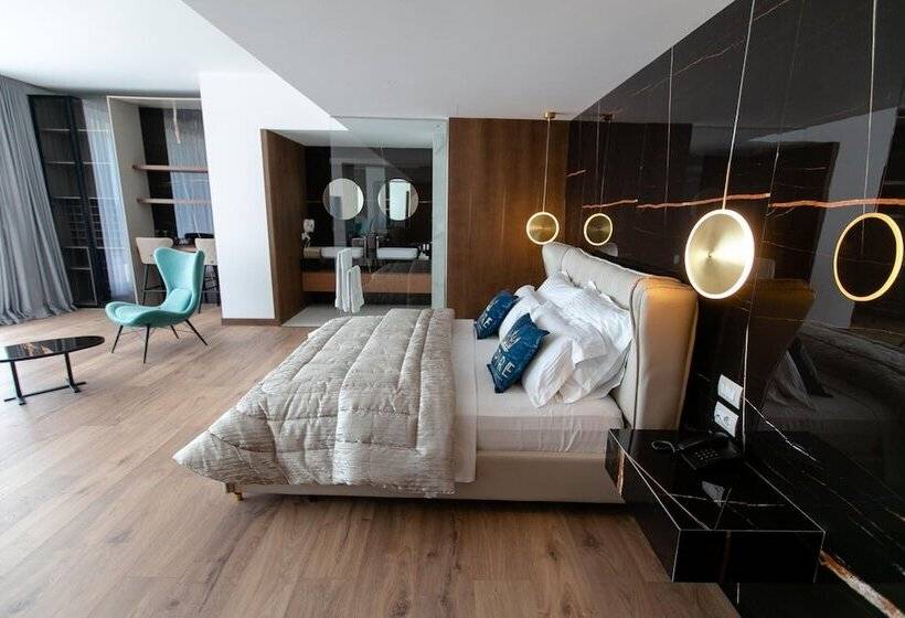 هتل Empire Beach Resort