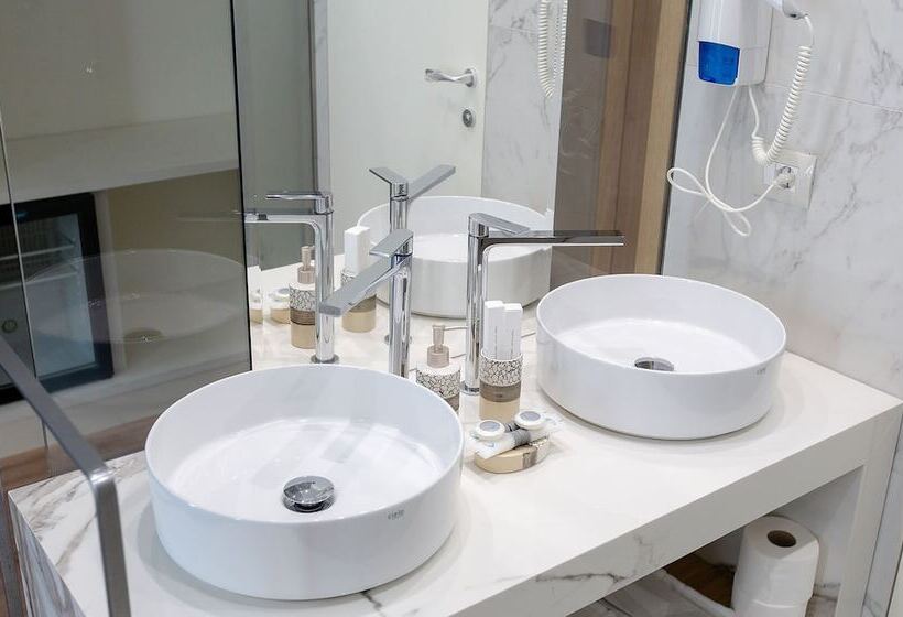 هتل Empire Beach Resort