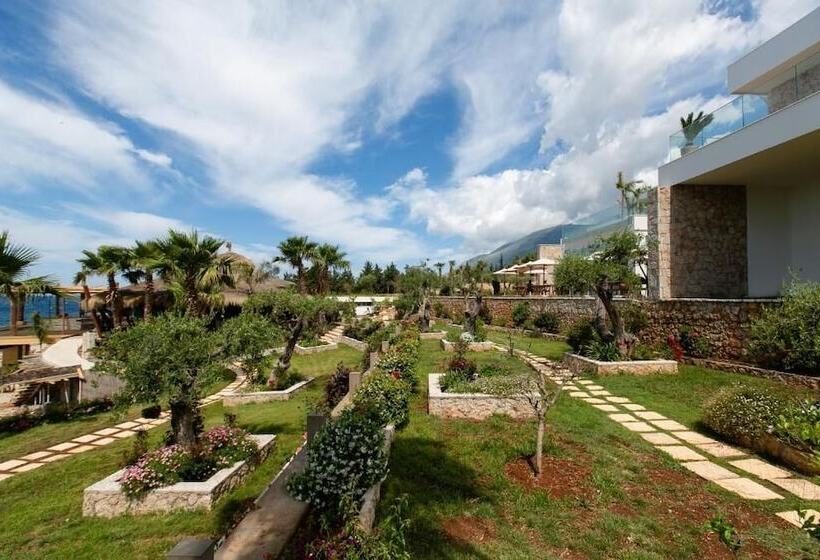 هتل Empire Beach Resort