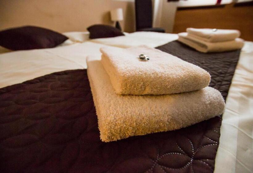 فندق Penzion Fit   Contactless Check In