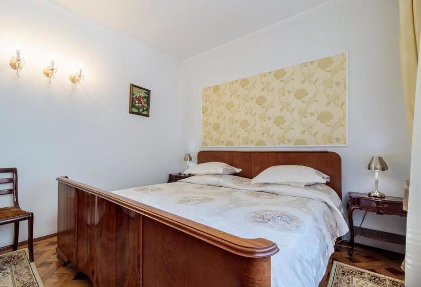 펜션 Former Ceausescu's Vila Crizantema