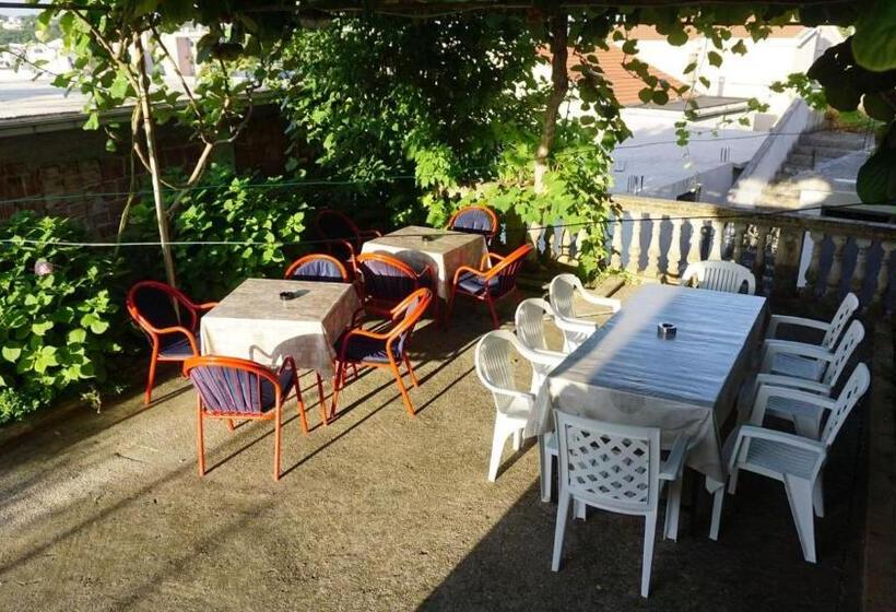 پانسیون Guesthouse Sinani