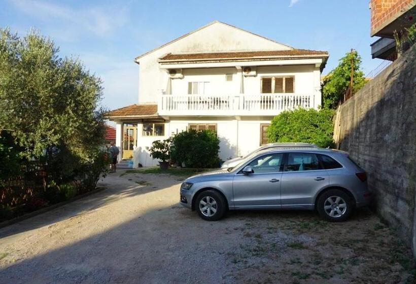 پانسیون Guesthouse Sinani