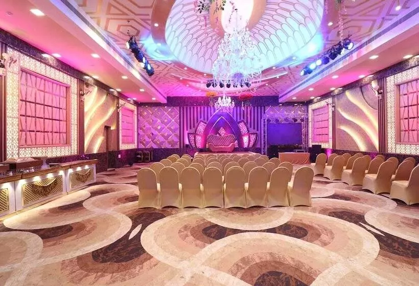 هتل Sanjay Galaxy Premium By Oyo Rooms