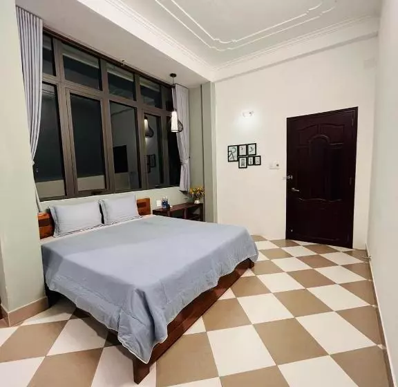 پانسیون Queenie House