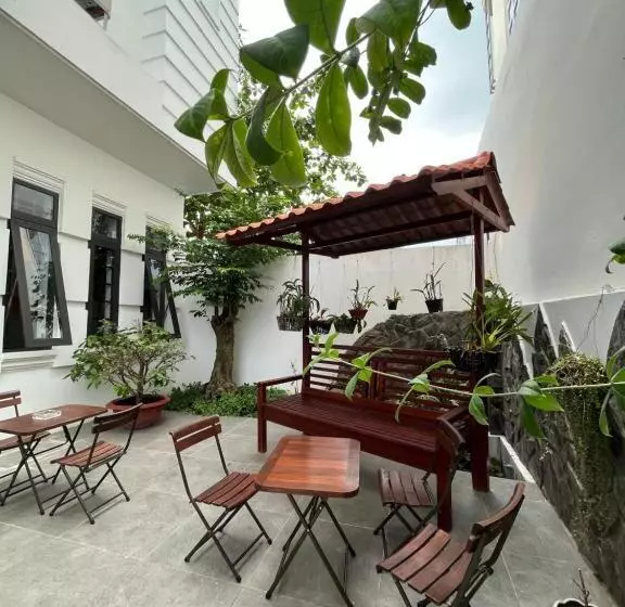 پانسیون Queenie House