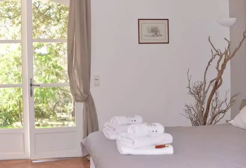 Aamiaismajoitus (B&B) La Bastide De L Aube Chambre D Hôtes