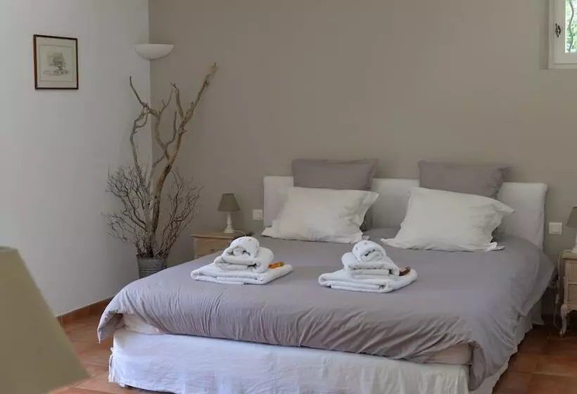 Aamiaismajoitus (B&B) La Bastide De L Aube Chambre D Hôtes