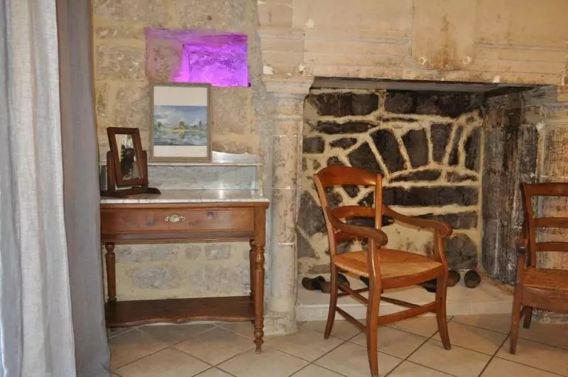 Château De Bessas Gîtes