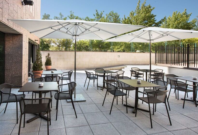 בית מלון כפרי NH Barajas Airport