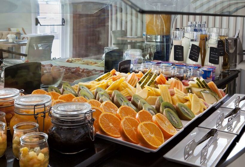 בית מלון כפרי NH Barajas Airport