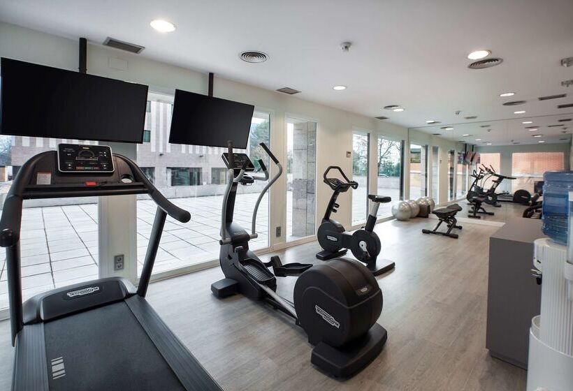 בית מלון כפרי NH Barajas Airport