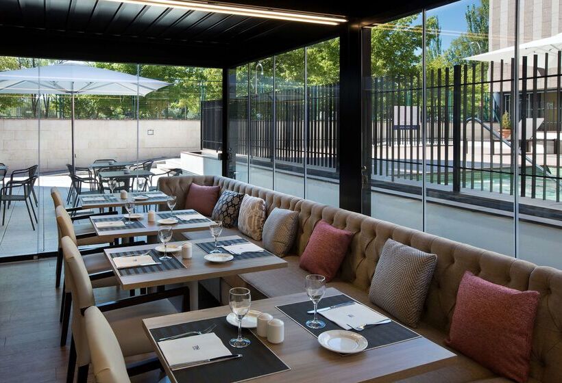 בית מלון כפרי NH Barajas Airport